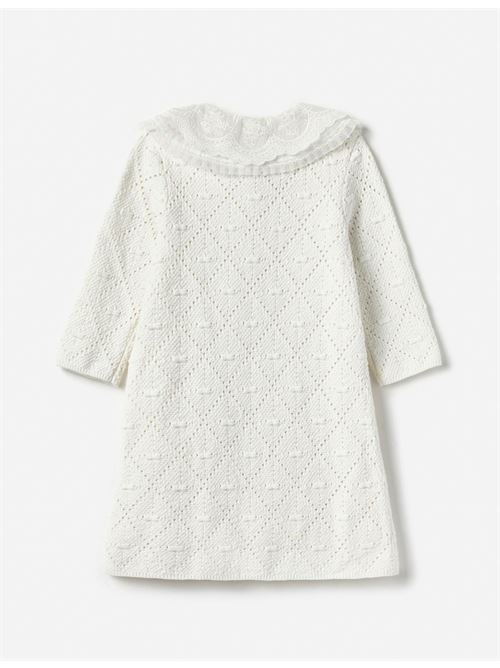 Abito Ideale per quando una persona fortunata si sente particolarmente femminile, questo abito bianco in maglia traforata è impreziosito da bordi in pizzo floreale e da un bavaglino decorato con fiocco. Aggiungi il nostro cerchietto scintillante per un tocco di fascino in più.Stile aderenteQuesto stile ha un allungamento minimoChiusura con bottoni sul davantiBavaglino smerlato e dettaglio del colletto in pizzoSpilla a fiocco rimovibile SELF PORTRAIT | AW25-728S-WWHITE